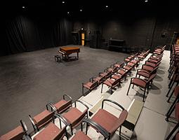 工作室剧院的等距图像与座位和小三角钢琴
