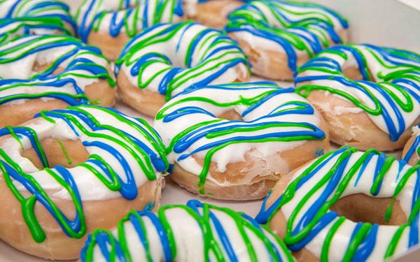 一幅蓝色和绿色釉面甜甜圈的画