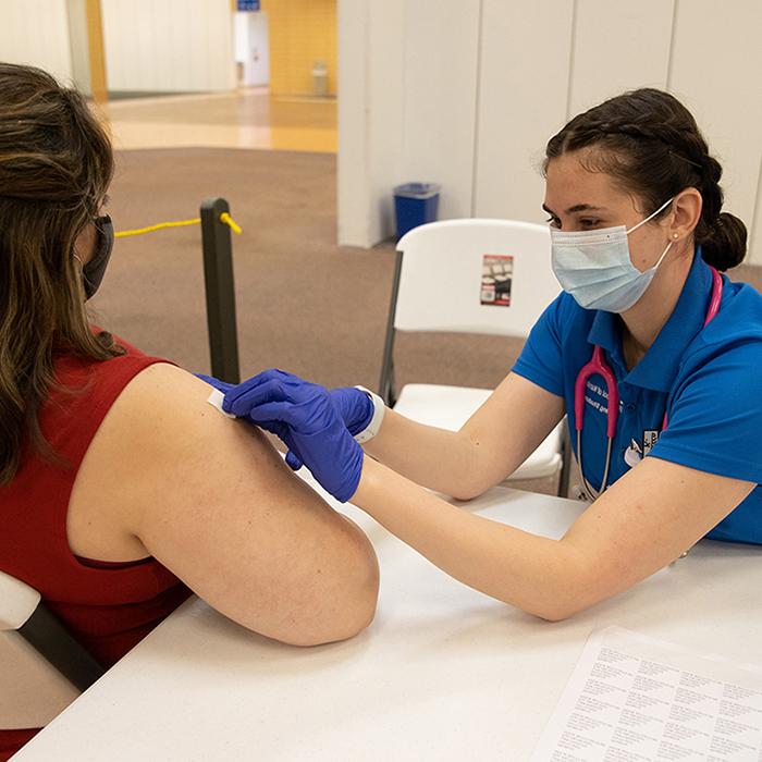 威斯康星大学护理专业的学生正在注射新冠病毒疫苗